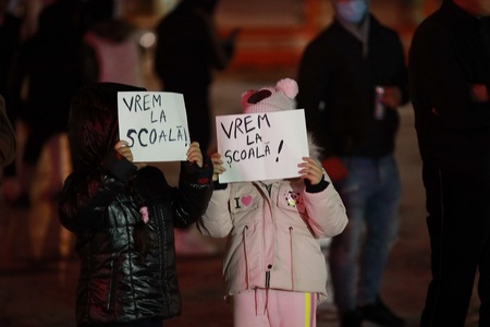Protest eşuat la Buzău faţă de restricţiile pentru prevenirea răspândirii COVID-19 - Doar 50 de protestatari, unul ridicat de poliţie pentru că era căutat. Manifestanţii au scandat ”Toate partidele face iar mizerie!” şi ”Vrem la şcoală!” - FOTO

