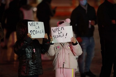 Protest eşuat la Buzău faţă de restricţiile pentru prevenirea răspândirii COVID-19 - Doar 50 de protestatari, unul ridicat de poliţie pentru că era căutat. Manifestanţii au scandat ”Toate partidele face iar mizerie!” şi ”Vrem la şcoală!” - FOTO

