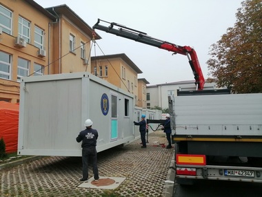 O nouă zonă de triaj epidemiologic la Spitalul de Boli Infecţioase Timişoara. Au fost aduse containere din rezerva de stat - FOTO

