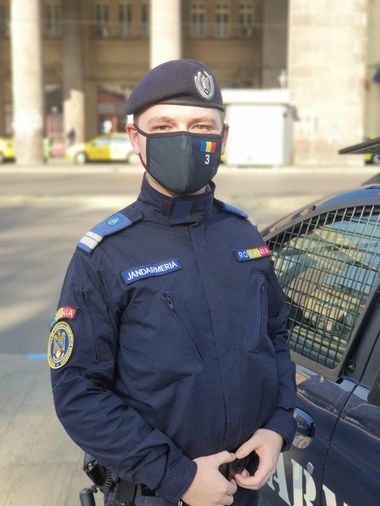 Ministrul Marcel Vela felicită un jandarm din Bucureşti care a salvat în timpul liber cinci persoane implicate într-un accident rutier