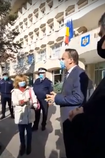 Dâmboviţa: Protest al micilor vânzători dintr-un centru comercial din Târgovişte. Autorităţile care au făcut controale au constatat că o zonă a complexului nu are autorizaţie