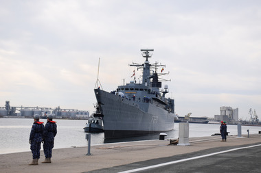 Fregata "Regina Maria", la bordul căreia se află 110 persoane confirmate cu COVID-19, a acostat în Portul Constanţa - FOTO