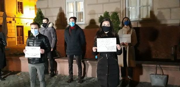 Proteste ale avocaţilor la Bucureşti, Timişoara şi Cluj, nemulţumiţi de modul de desfăşurare al examenului de definitivat