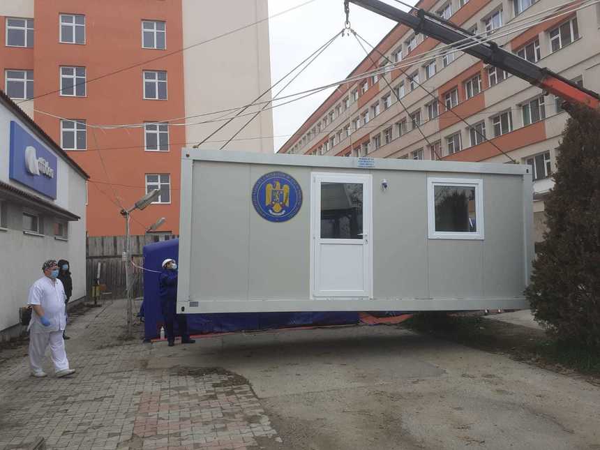 Containere în locul corturilor de triaj epidemiologic, la spitalele din Petroşani şi Lupeni