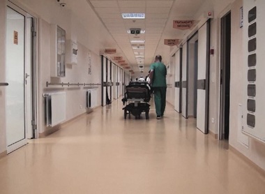 Prefectura Hunedoara, după ce mai mulţi localnici au protestat faţă de includerea Spitalului Hunedoara în circuitul COVID: Decizia autorităţilor medicale naţionale a avut la bază şi faptul că, din totalul de 550 de paturi, 330 de paturi erau neocupate