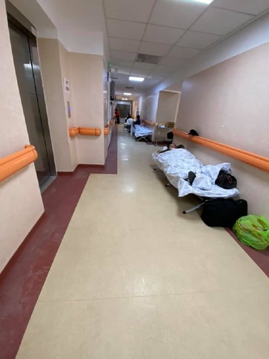 Imagini de la Spitalul ”Matei Balş”: ”Pacienţii stau pe scaune la oxigen sau pe paturi de campanie. Terapia intensivă s-a mutat pe holuri” / Medicul Adrian Marinescu: Vedem o realitate a acestor zile şi situaţia nu e numai la ”Matei Balş” - FOTO, VIDEO