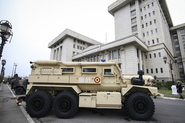 Sediul Ministerului Apărării Naţionale, luminat în portocaliu de Ziua Internaţională pentru Eliminarea Violenţei împotriva Femeilor
