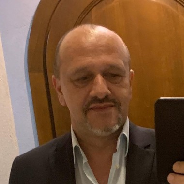 Managerul SJU Ploieşti caută voluntari pentru a intra, echipaţi adecvat, în secţiile cu pacienţi COVID-19 pentru a se interesa de starea lor şi a comunica apoi cu familiile acestora