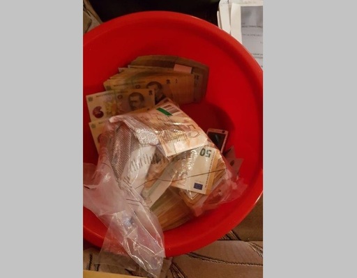 Procurorii DNA Suceava au ridicat după percheziţiile de joi sume de bani şi bunuri în valoare de peste un milion de euro/ Funcţionari publici, poliţişti, instructuri auto şi angajaţi ai RAR, suspectaţi de dare şi luare de mită, spălare de bani - FOTO