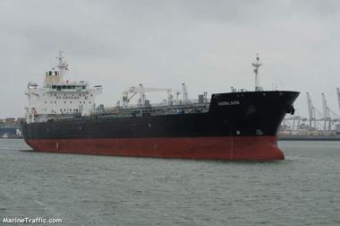 Patru navigatori, între care şi un român, aflaţi la bordul unui tanc petrolier au fost răpiţi de piraţi din Golful Guineei
