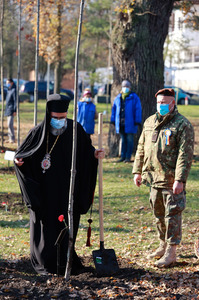 Buzău: 775 de stejari, plantaţi în memoria eroilor Regimentului 48 Infanterie care şi-au dat viaţa la Deleni/ Un monument a fost dezvelit în Parcul Crâng - FOTO