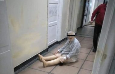 UPDATE - Bolnavi nesupravegheaţi, îmbrăcaţi sumar sau dezbrăcaţi, în condiţii mizere, pe holurile Spitalului Judeţean Reşiţa / Ministrul Sănătăţii a dispus un control  - FOTO