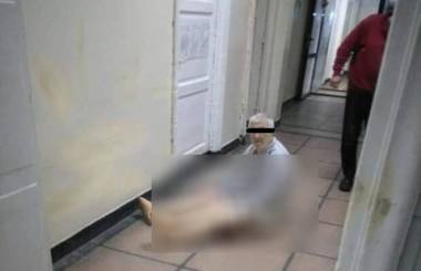 Dosar penal deschis în urma apariţiei imaginilor de la Spitalul din Reşiţa cu bolnavi nesupravegheaţi, îmbrăcaţi sumar sau dezbrăcaţi