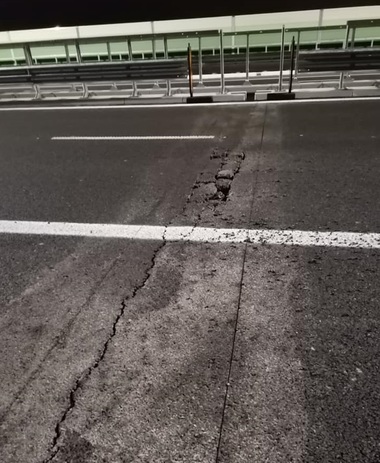 UPDATE - Probleme pe Tronsonul de autostradă A7 - varianta ocolitoare a Bacăului, la puţin timp după inaugurare - Mai mulţi şoferi şi-au stricat roţile maşinilor din cauza unui rost nefinisat / Explicaţiile CNAIR - FOTO