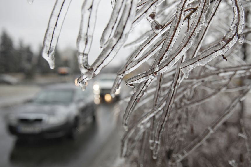 UPDATE - Avertizare Infotrafic: Ploaie îngheţată pe tronsonul dintre Fundulea şi Lehliu al autostrăzii A2; în zona localităţii Dor Mărunt s-a format polei; şoferii sunt sfătuiţi să circule cu atenţie şi cu viteză redusă