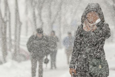 Meteorologii anunţă că în Bucureşti va continua să ningă, iar spre dimineaţă stratul de zăpadă va fi de 12 - 15 centimetri/ Temperatura minimă va fi de minus 1 – 0 grade - VIDEO