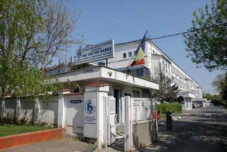 Anchetă la Spitalul ”Victor Babeş din Bucureşti, după ce o pacientă ar fi fost detubată din greşeală de către un brancardier