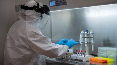 Măsurile de protecţie a personalului expus la riscuri din cauza agenţilor biologici, completate de Guvern după introducerea în listă a unor noi astfel de agenţi, inclusiv SARS-CoV-2