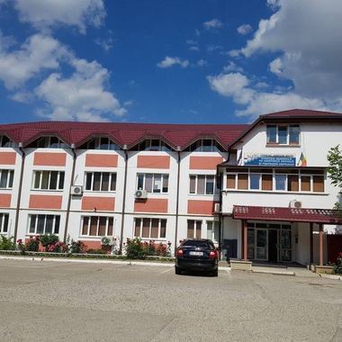 Protecţia Copilului Bacău a cumpărat şapte maşini, cu peste 650.000 de lei,  în timp ce salariaţii au ieşit în stradă pentru că nu şi-au primit salariile