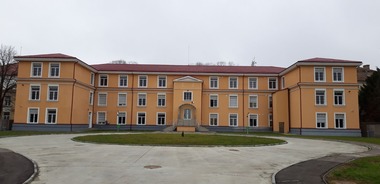 Nou centru pentru refugiaţi la Timişoara, cu 200 de locuri, cel mai mare din lume/ Marcel Vela: Este o investiţie din fonduri europene şi va fi la dispoziţia celor care tranzitează România - FOTO