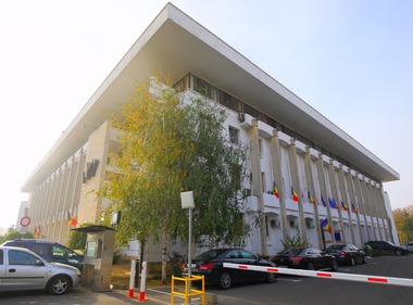 Scandal în şedinţa CL Constanţa, pe tema burselor - Asociaţia Elevilor a anunţat că face plângere pe numele celor care votează pentru acordarea burselor sociale şi nu a tuturor burselor, iar primarul Vergil Chiţac a acuzat presiune înaintea votului