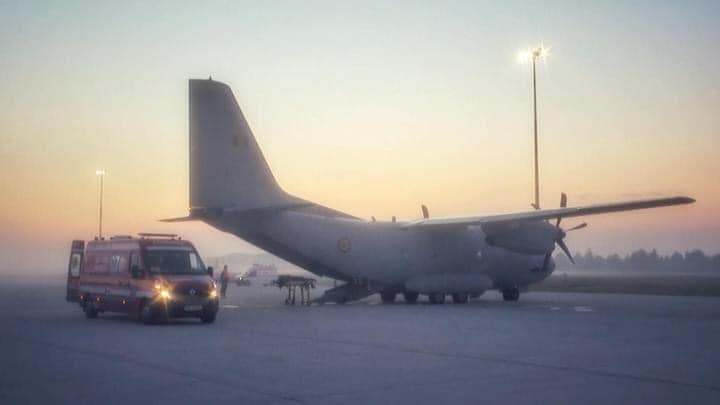 Cinci pacienţi cu COVID-19 aflaţi în stare gravă, transportaţi cu o aeronavă a Forţelor Aeriene Române de la Bucureşti la Târgu Mureş