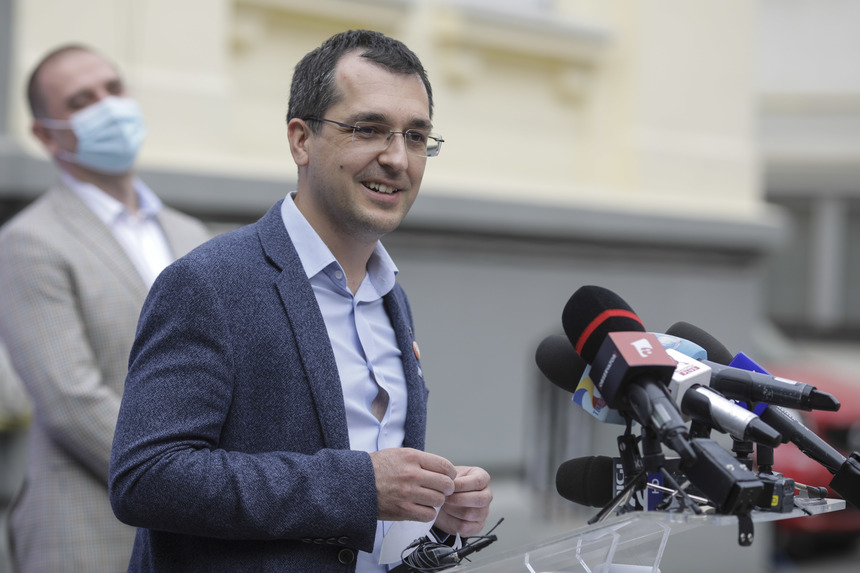Noul ministru al Sănătăţii, Vlad Voiculescu, despre vaccinarea anti-COVID: Mai multe personalităţi se vor implica în campania de comunicare / Prioritar este personalul medical, ”nu politicienii, nu oricine altcineva"