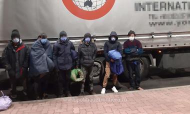 Nouă cetăţeni din Afganistan şi Maroc au fost depistaţi la graniţa cu Ungaria | FOTO