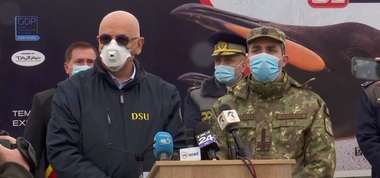 UPDATE - Primele 10.000 de doze de vaccin anti-COVID, aduse în ţară / Arafat: Un moment istoric. Nu înseamnă că problema s-a rezolvat / Gheorghiţă: Mă bucur că există interes pentru vaccin. Următoarea tranşă, aşteptată în 28 decembrie - VIDEO, FOTO