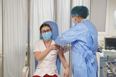 UPDATE - Vaccinarea anti-COVID a început - Prima persoană vaccinată, o asistentă medicală de la Institutul ”Matei Balş”: Am fost privilegiată. Nu a durut absolut deloc / Şi medicul Streinu-Cercel s-a vaccinat - VIDEO, FOTO