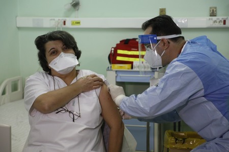 Peste 400 de angajaţi ai Spitalului de Boli Infecţioase Timişoara vor fi vaccinaţi împotriva COVID, în prima etapă. Printre primii care s-au vaccinat au fost medicii Teodora Moisil, Cristian Oancea şi Virgil Musta | FOTO