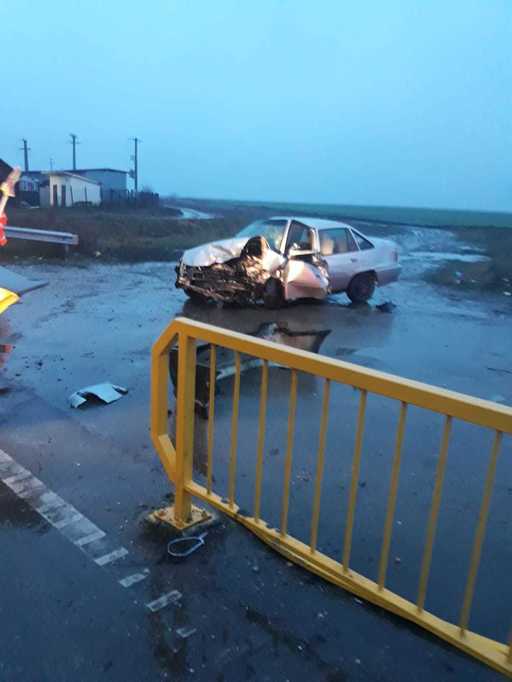 Dolj: Cinci persoane au fost rănite după ce două maşini s-au ciocnit 