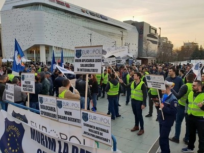 Proteste ale sindicatelor poliţiştilor, în faţa MAI şi la sediile prefecturilor, ca reacţie la OUG care prevede îngheţarea salariilor