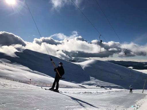 Zeci de turişti, pe pârtiile de pe Valea Prahovei, în prima zi a noului an