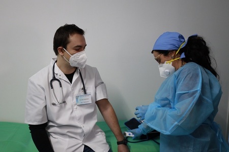 Vaccinarea anti-COVID a început la Buzău - primul vaccinat, şeful Secţiei de Boli Infecţioase - FOTO