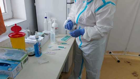 Vaccinarea împotriva COVID-19 a început şi la Galaţi; primii vaccinaţi, cinci medici de la Spitalul de Boli Infecţioase - FOTO