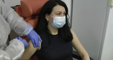 Prima persoană din Vrancea vaccinată anti-COVID este directorul adjunct al DSP