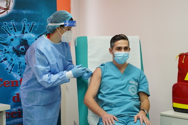 Coordonatorul campaniei naţionale de vaccinare, medicul Valeriu Gheorghiţă, s-a vaccinat anti-COVID-19: Ştiinţa a triumfat, ne-a oferit într-un timp cât se poate de scurt un vaccin care îndeplineşte toate standardele de siguranţă şi de eficacitate -FOTO