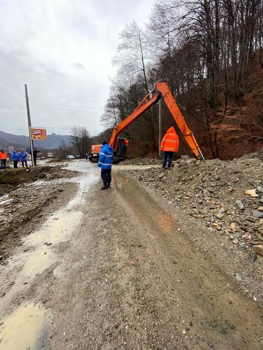 Vâlcea: Intervenţii ale pompierilor în cinci localităţi afectate de inundaţii/ În oraşul Brezoi, apa adunată în gospodării ajunge la un metru - VIDEO