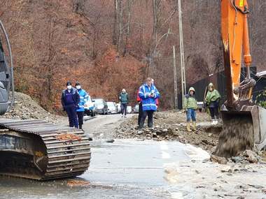 Echipele de la Apele Române intervin pe râurile Motru (Mehedinţi) şi Lotru (Vâlcea), unde cotele de pericol se menţin - FOTO, VIDEO