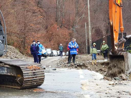 Echipele de la Apele Române intervin pe râurile Motru (Mehedinţi) şi Lotru (Vâlcea), unde cotele de pericol se menţin - FOTO, VIDEO