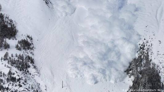 Avertizare a salvamontiştilor din Sinaia – Risc mare de producere a avalanşelor între Cota 1.400 şi 2.000, fiind aşteptate numeroase avalanşe; toate pârtiile vor fi închise miercuri