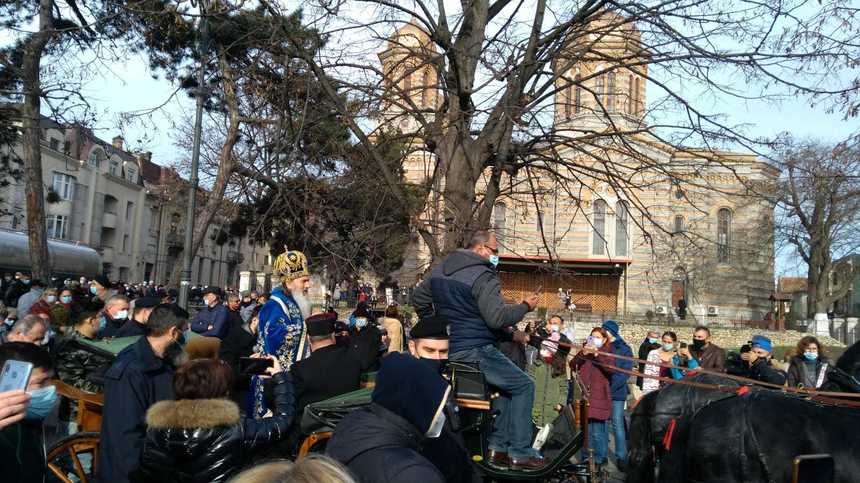 Constanţa: Sute de persoane au plecat în procesiunea de Bobotează spre Portul Tomis/ IPS Teodosie le-a spus ca acolo să păstreze distanţa fizică, 