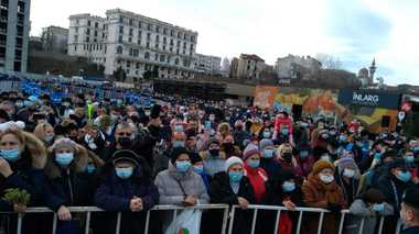 UPDATE - Constanţa: Sute de persoane au plecat în procesiunea de Bobotează spre Portul Tomis/ IPS Teodosie le-a spus să păstreze distanţa fizică, "să nu supărăm autorităţile"/ La slujbă asistă mii de persoane, care nu respectă distanţarea - FOTO