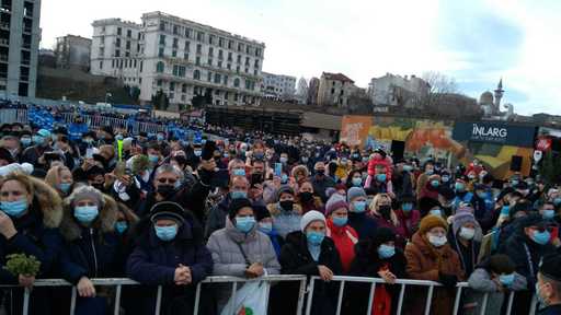 UPDATE - Constanţa: Sute de persoane au plecat în procesiunea de Bobotează spre Portul Tomis/ IPS Teodosie le-a spus să păstreze distanţa fizică, "să nu supărăm autorităţile"/ La slujbă asistă mii de persoane, care nu respectă distanţarea - FOTO