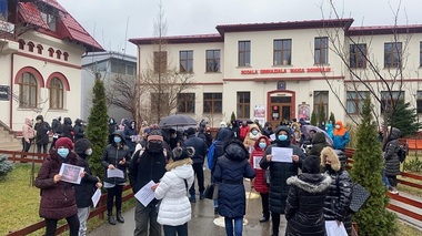 UPDATE - Protest al părinţilor faţă de schimbarea din funcţie a directoarei unei şcoli din Capitală / Reacţia ministrului Educaţiei - FOTO