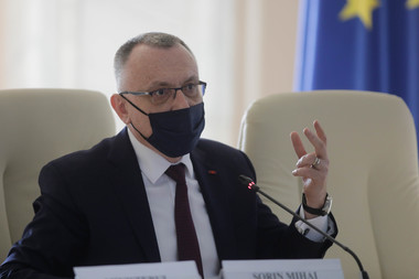 Ministrul Educaţiei anunţă că profesorii care vor participa la recuperarea materiei pierdute de elevii care nu au avut acces la şcoala online vor fi plătiţi în funcţie de orele prestate / Peste 200.000 de elevi nu au putut participa la cursurile online
