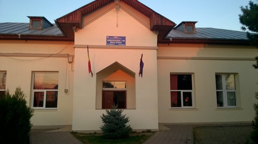 Protest al părinţilor la o şcoală din Giurgiu, după ce cumnata lui Niculae Bădălău a fost schimbată din funcţia de director
