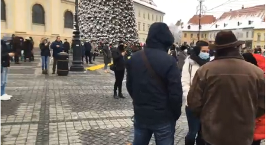 Protest la Sibiu faţă de schimbarea modului de calcul al taxei de salubrizare, care duce la majorări - FOTO, VIDEO

