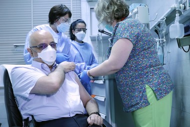 UPDATE Şeful DSU s-a vaccinat anti-COVID / Arafat: Foarte uşor a fost. Eu mă vaccinez sezonier antigripal. Nu am recomanda oamenilor să se vaccineze, dacă noi nu ne-am vaccina   - FOTO, VIDEO
